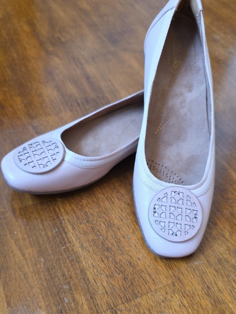 NWOT Clarks Candra Blush Leather Ballet Flats with Medallion Detail Sz 6.5 - Picture 8 of 9
